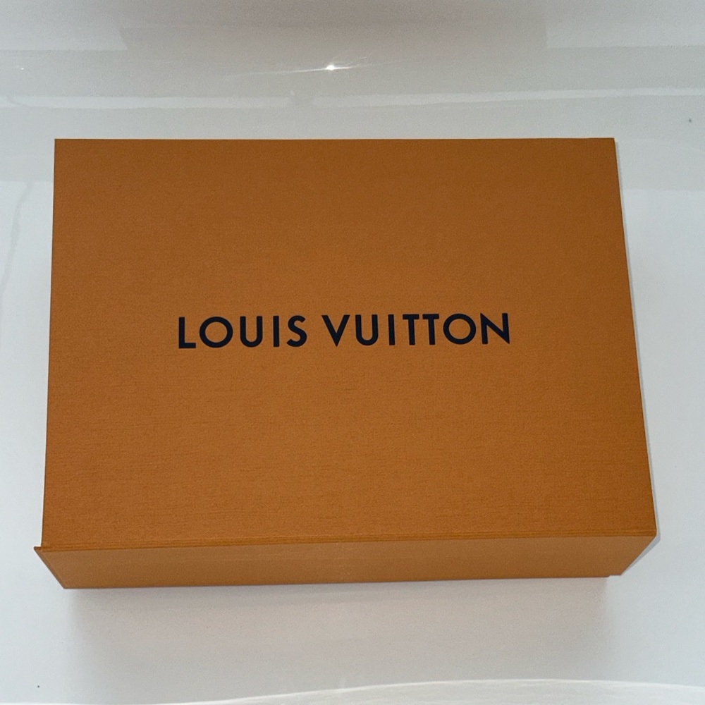 Louis Vuitton golden yellow large magnetic lid
rectangular storage gift box